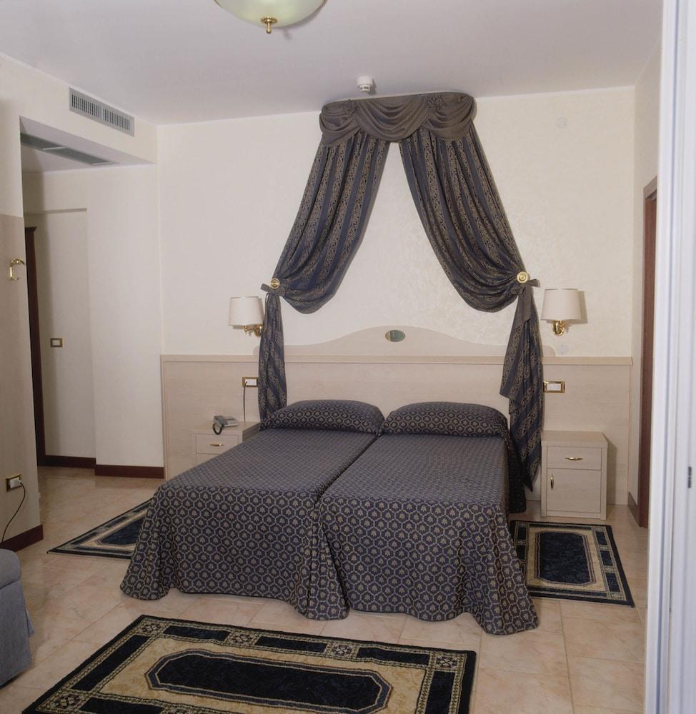 Hotel Caravelle&minicaravelle 3*